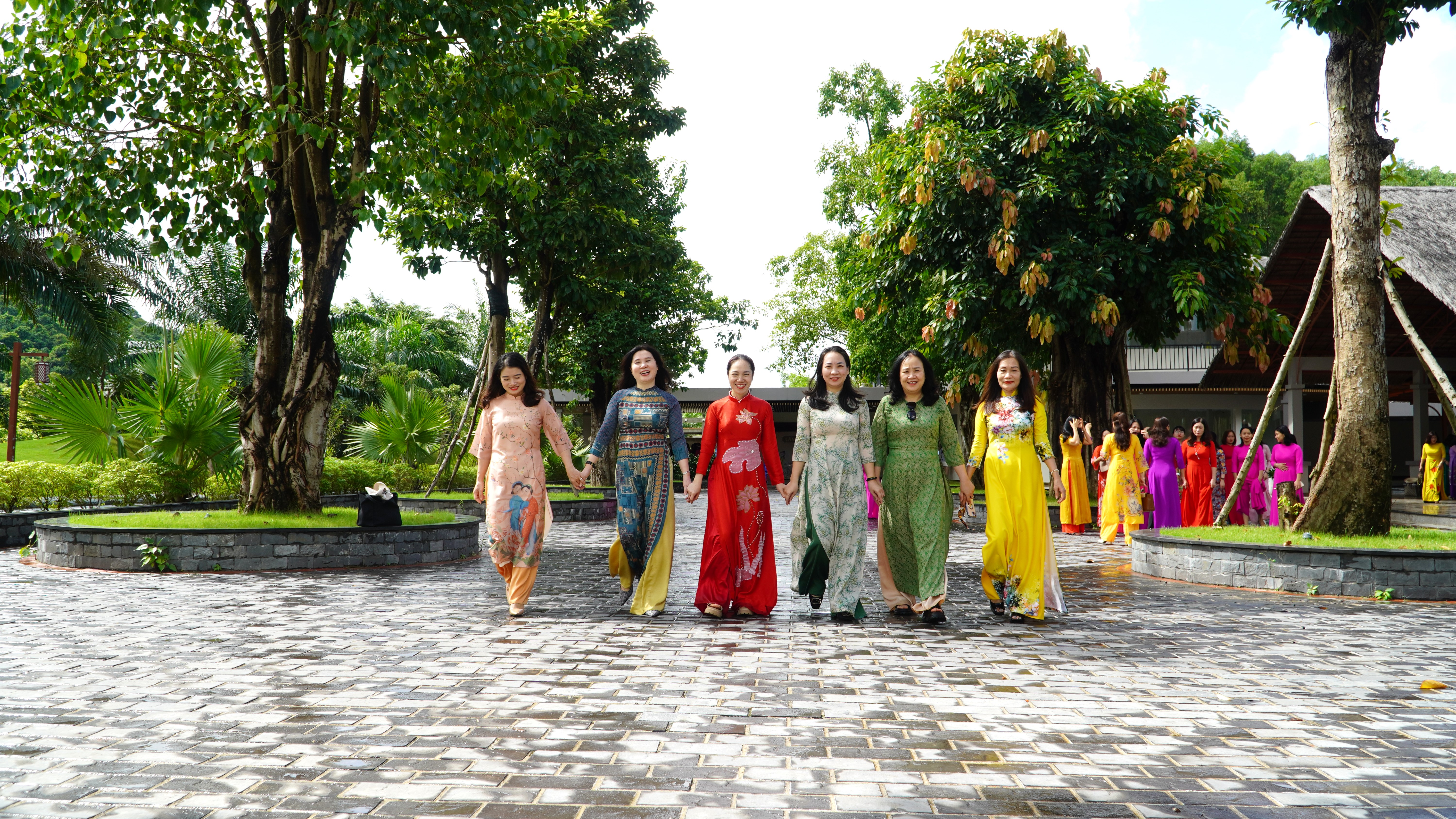 Chuyến_tham_quan_nghỉ_dưỡng_còn_là_hoạt_động nhằm_động_viên_nữ_CNVCLĐ_thi_đua_lao_động_giỏi_lao_động_sáng_tạo_tích_cực_học_tập_nâng_cao_trình_độ_mọi_mặt_2.JPG
